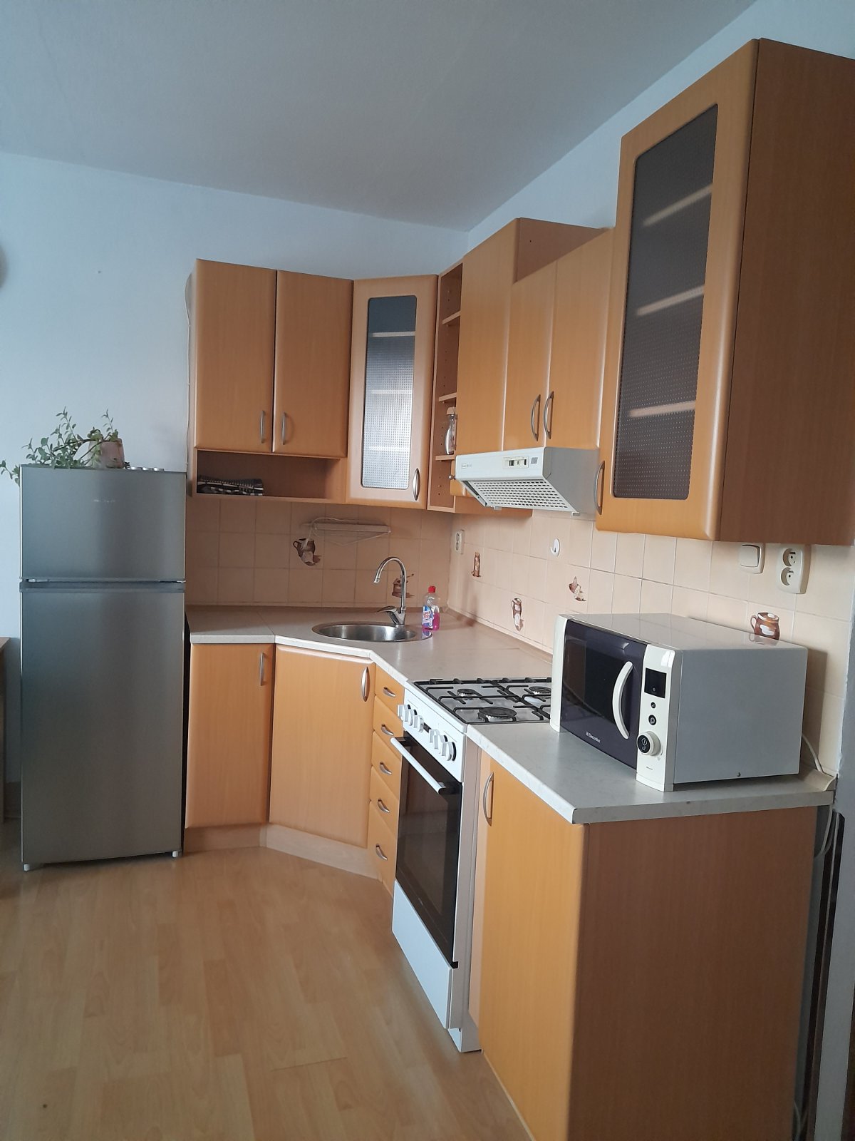 Priestranný 1-izbový byt (38,6 m²) na sídlisku Roveň v Ružomberku – Kompletne zariadený & Skvelá investícia