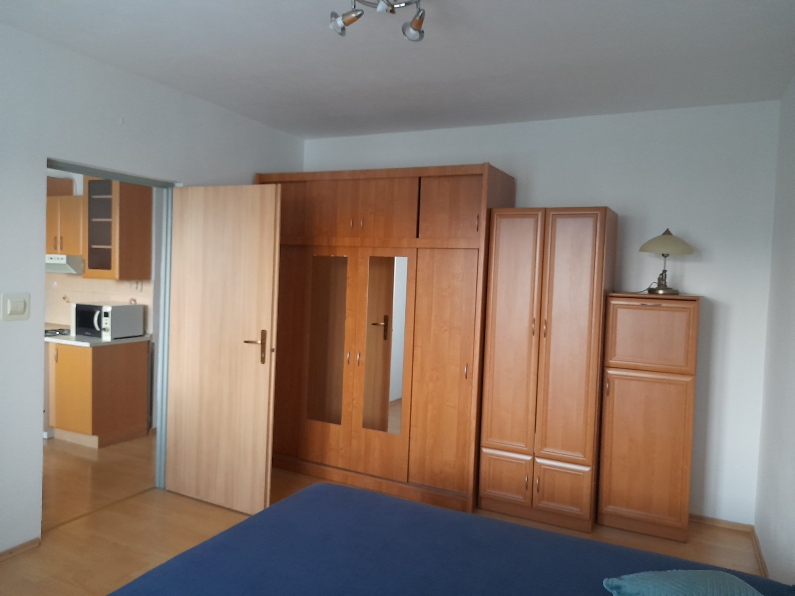 Priestranný 1-izbový byt (38,6 m²) na sídlisku Roveň v Ružomberku – Kompletne zariadený & Skvelá investícia