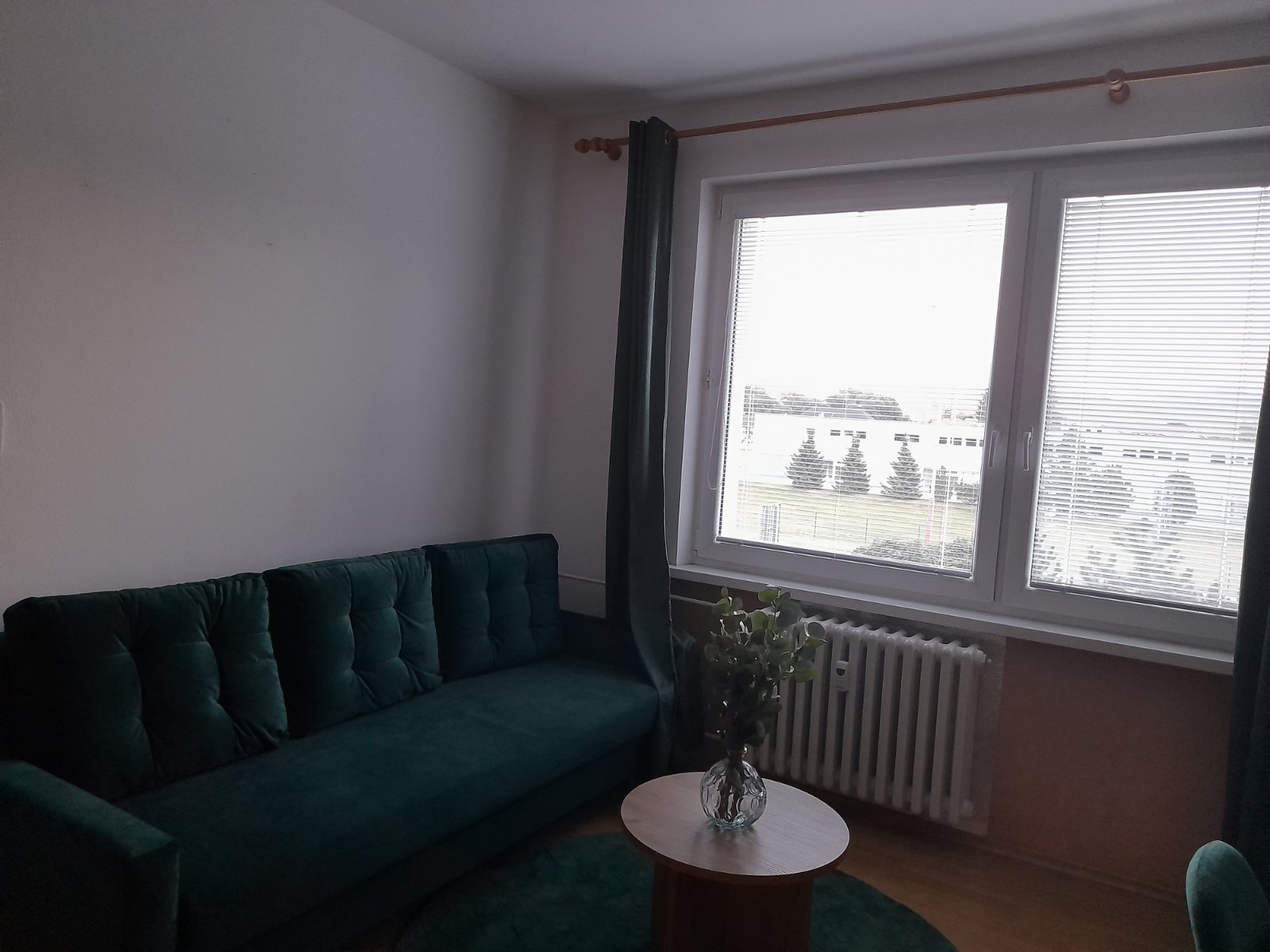 Priestranný 1-izbový byt (38,6 m²) na sídlisku Roveň v Ružomberku – Kompletne zariadený & Skvelá investícia