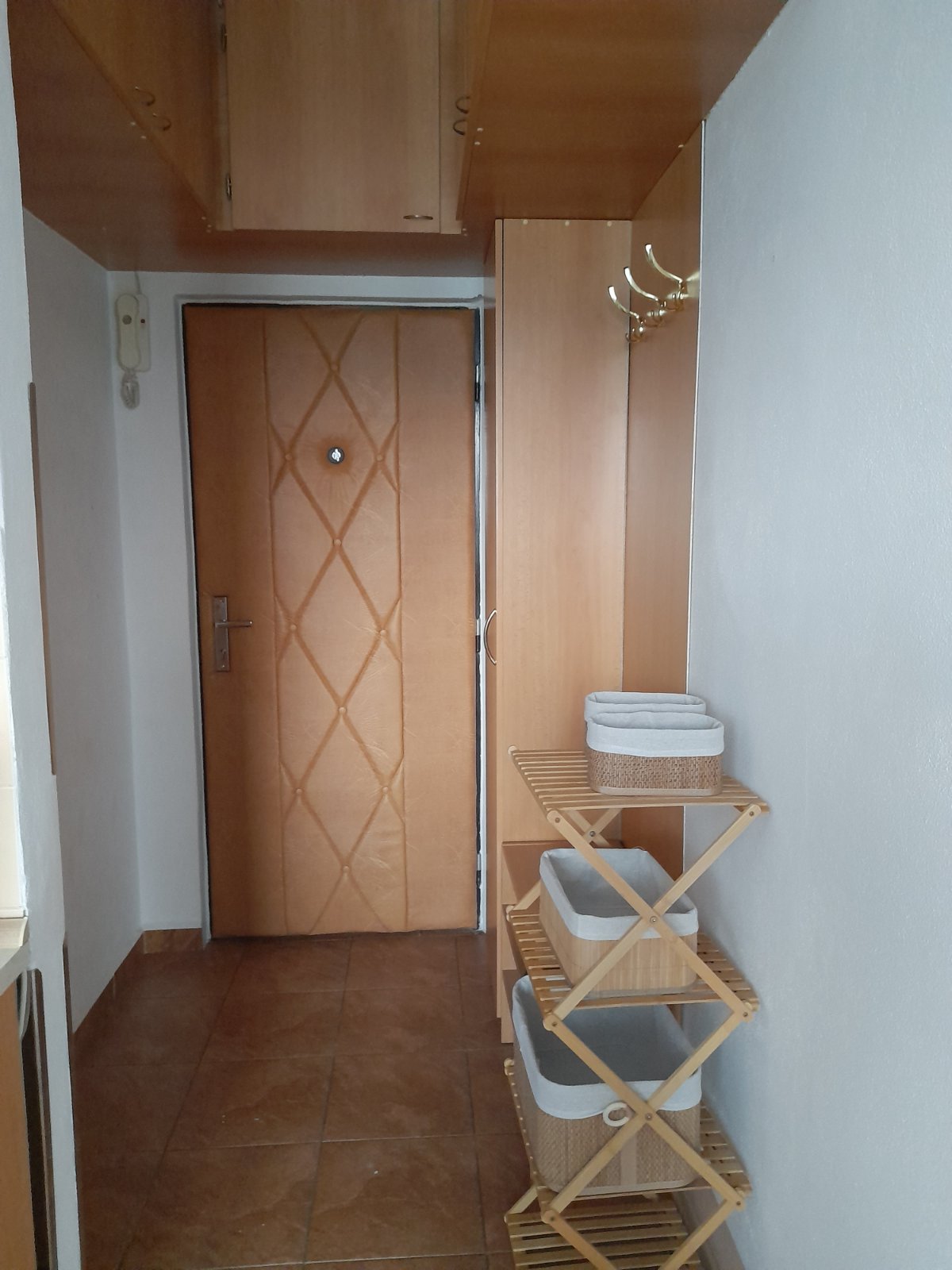 Priestranný 1-izbový byt (38,6 m²) na sídlisku Roveň v Ružomberku – Kompletne zariadený & Skvelá investícia